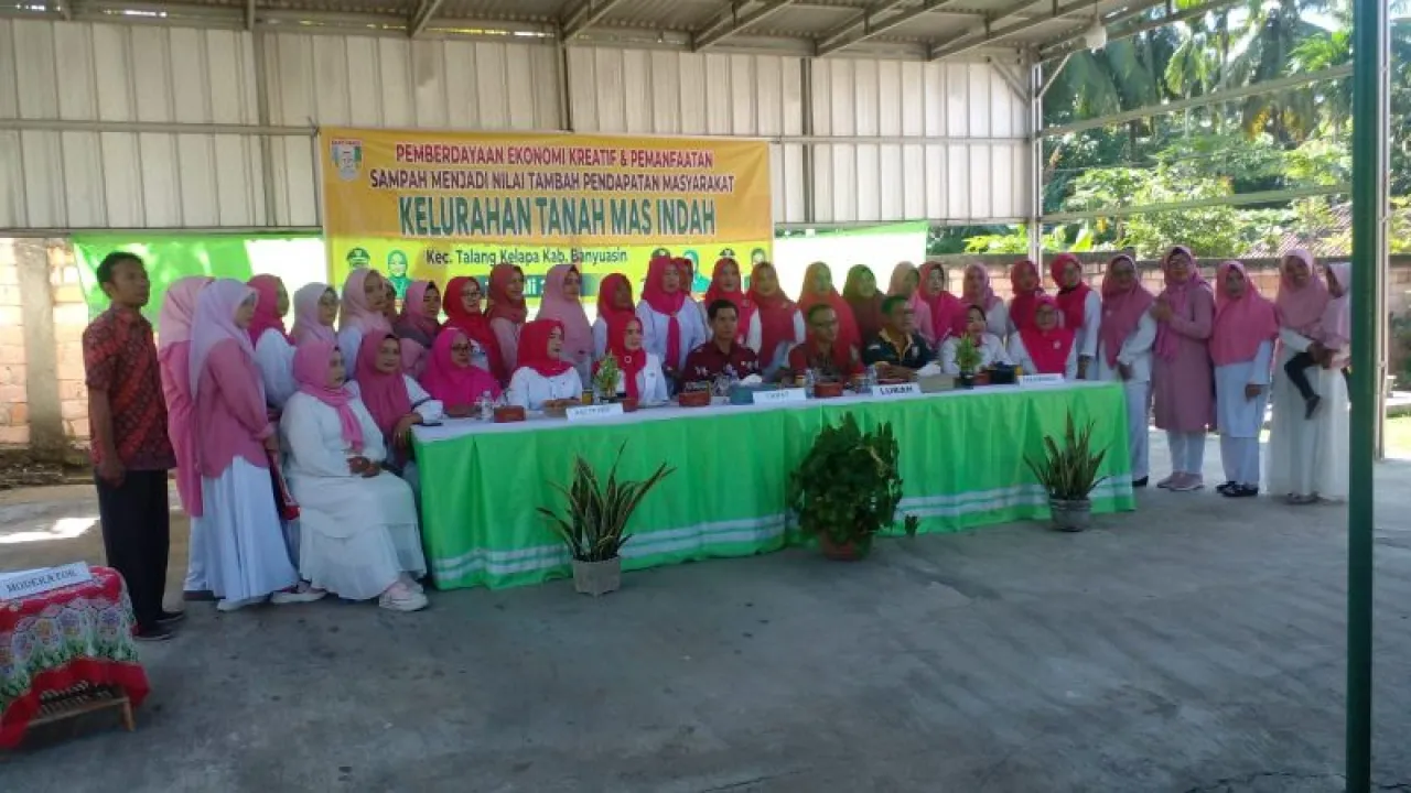 Pelatihan dan Pemberdayaan Ekonomi Kreatif di Kelurahan Tanah Mas Indah