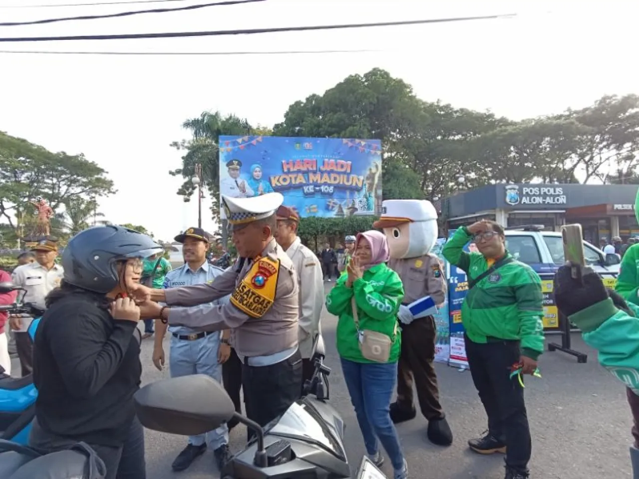 Ojol dan Satlantas Polres Madiun Kota Ajak Masyarakat Tertib Berlalu Lintas