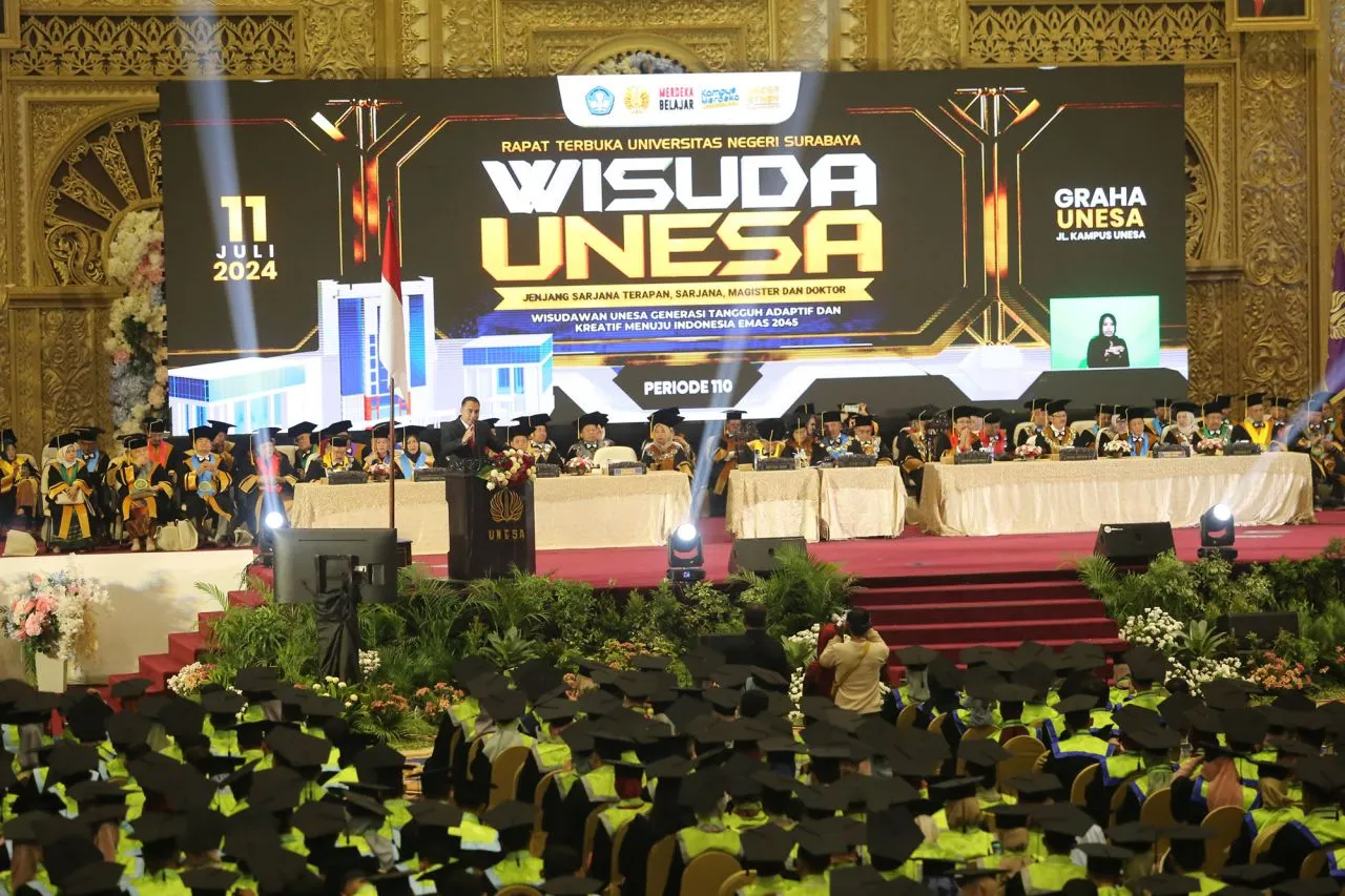 Orasi Ilmiah di Sidang Senat Terbuka UNESA, Wali Kota Eri Cahyadi Dorong Wisudawan Berani Berinovasi