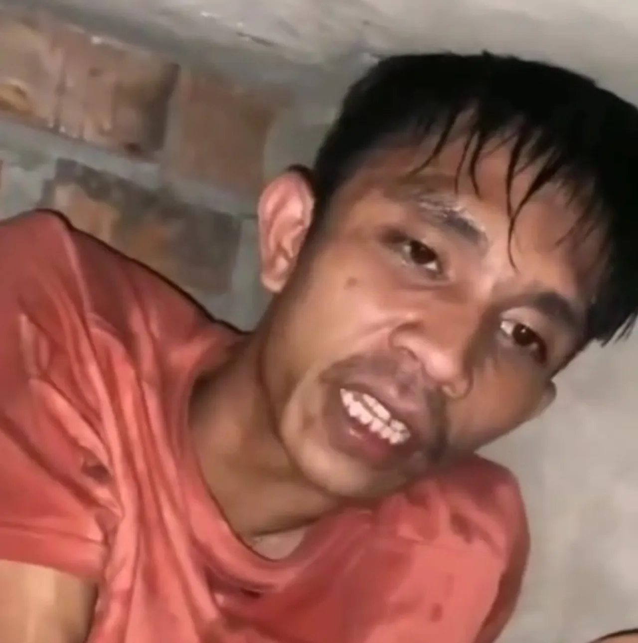 Rumahnya Dikepung Warga, Perampok Sembunyi di Bawah Meja Dapur