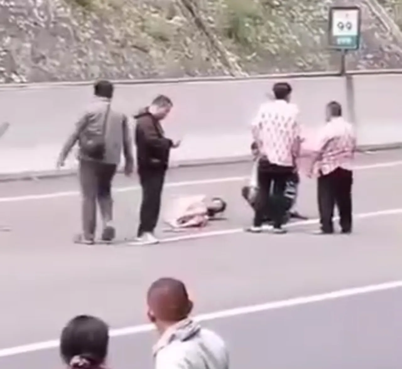 Penumpang Terjatuh dari Bus Saat Bus Melaju di Jalan Tol