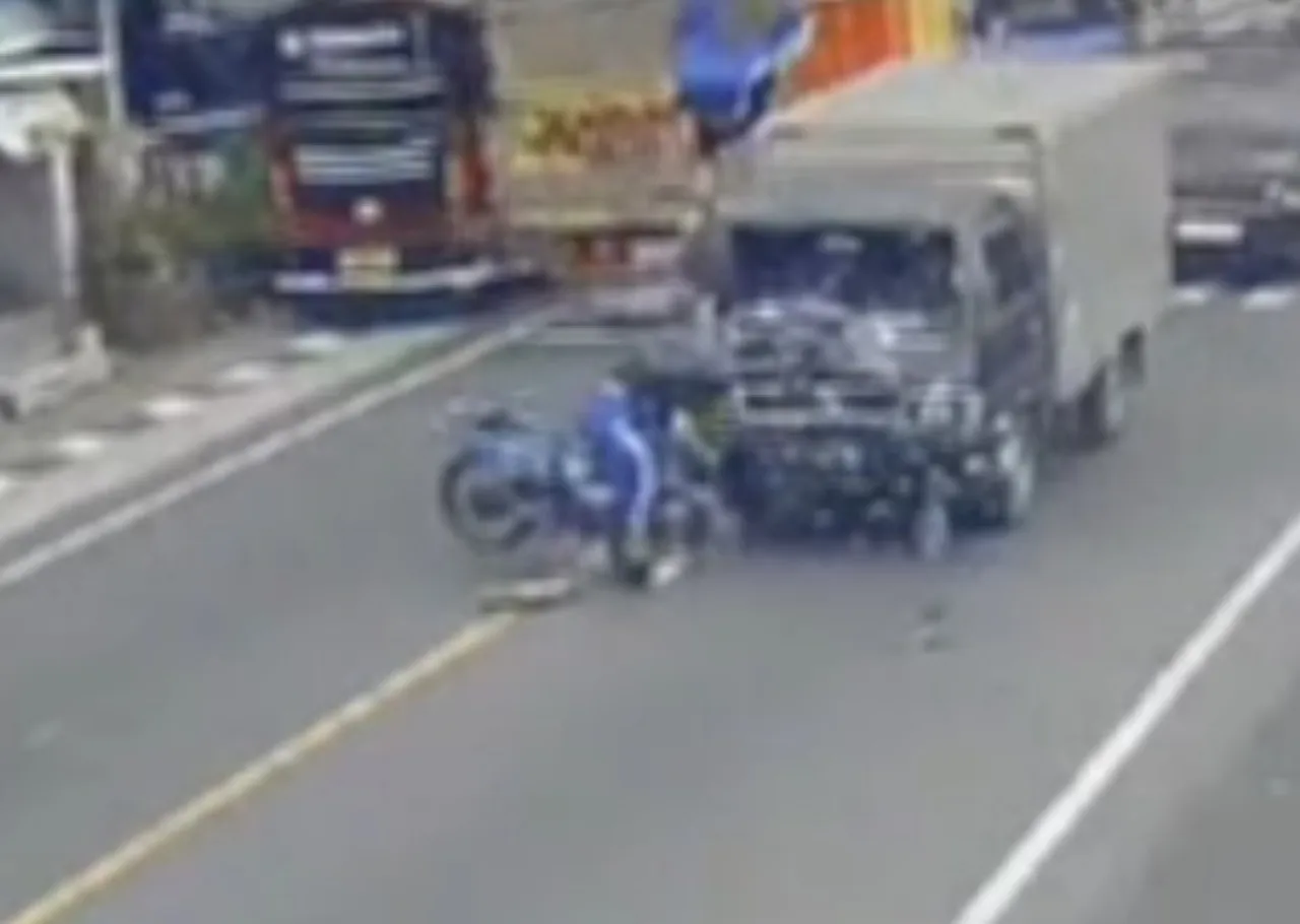 Tabrakan adu banteng terekam CCTV.