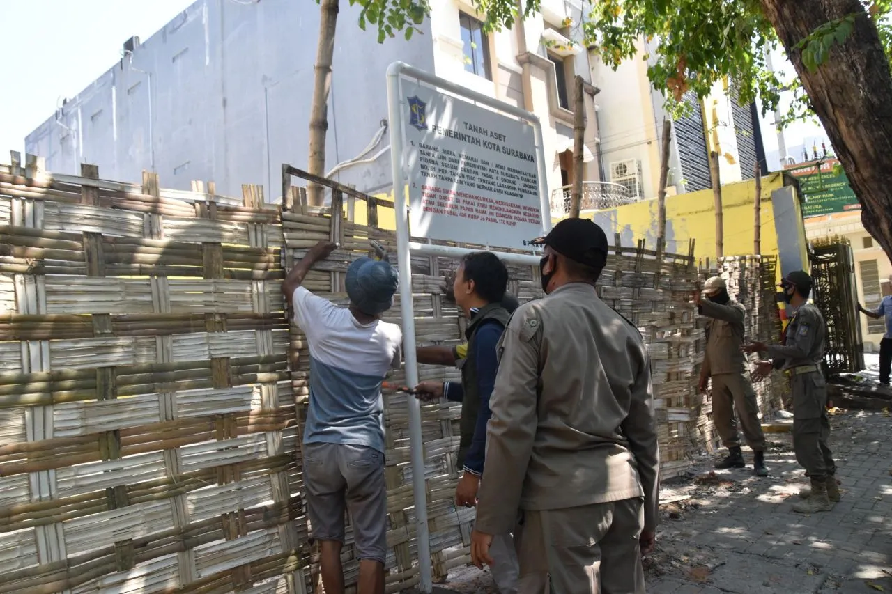 Lakukan Pengamanan Aset, Satpol PP Tertibkan Bangunan di Lahan Milik Pemkot Surabaya