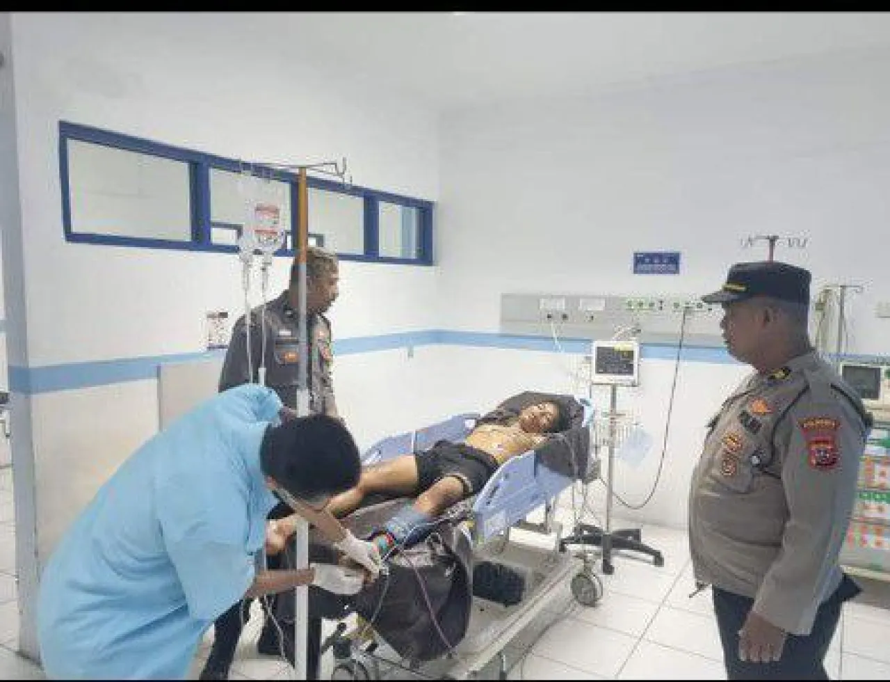 Tawuran, Tukang Galon Kena Tebas hingga Tangannya Putus