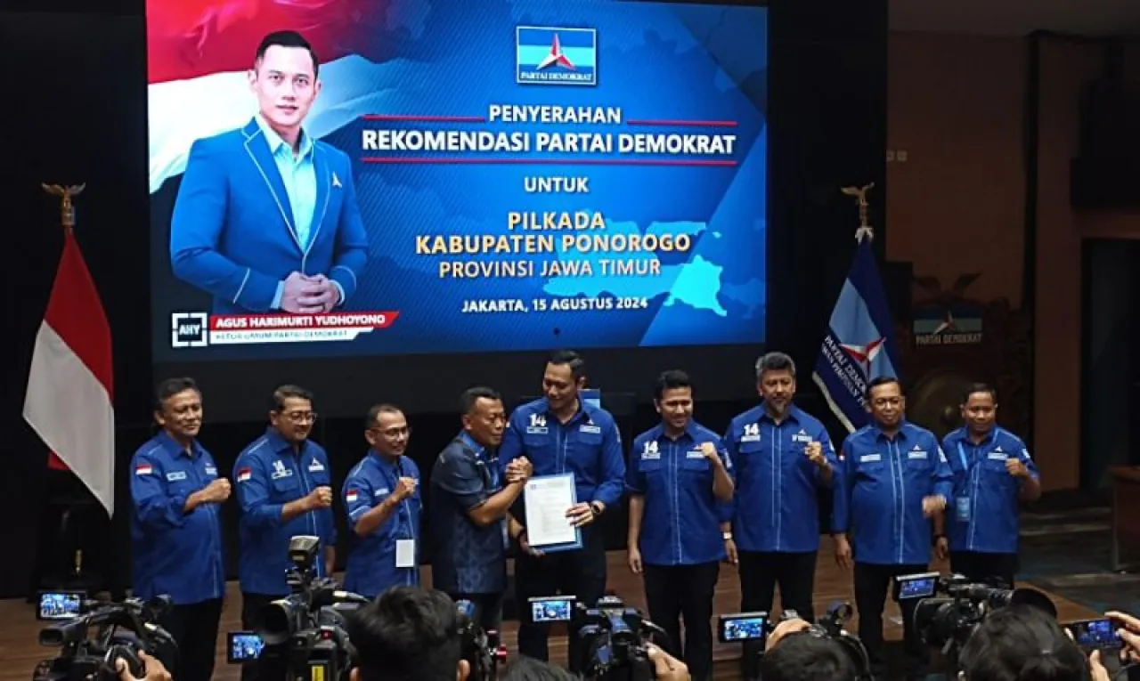 AHY Serahkan Rekom Demokrat ke Sugiri untuk Pilkada Ponorogo