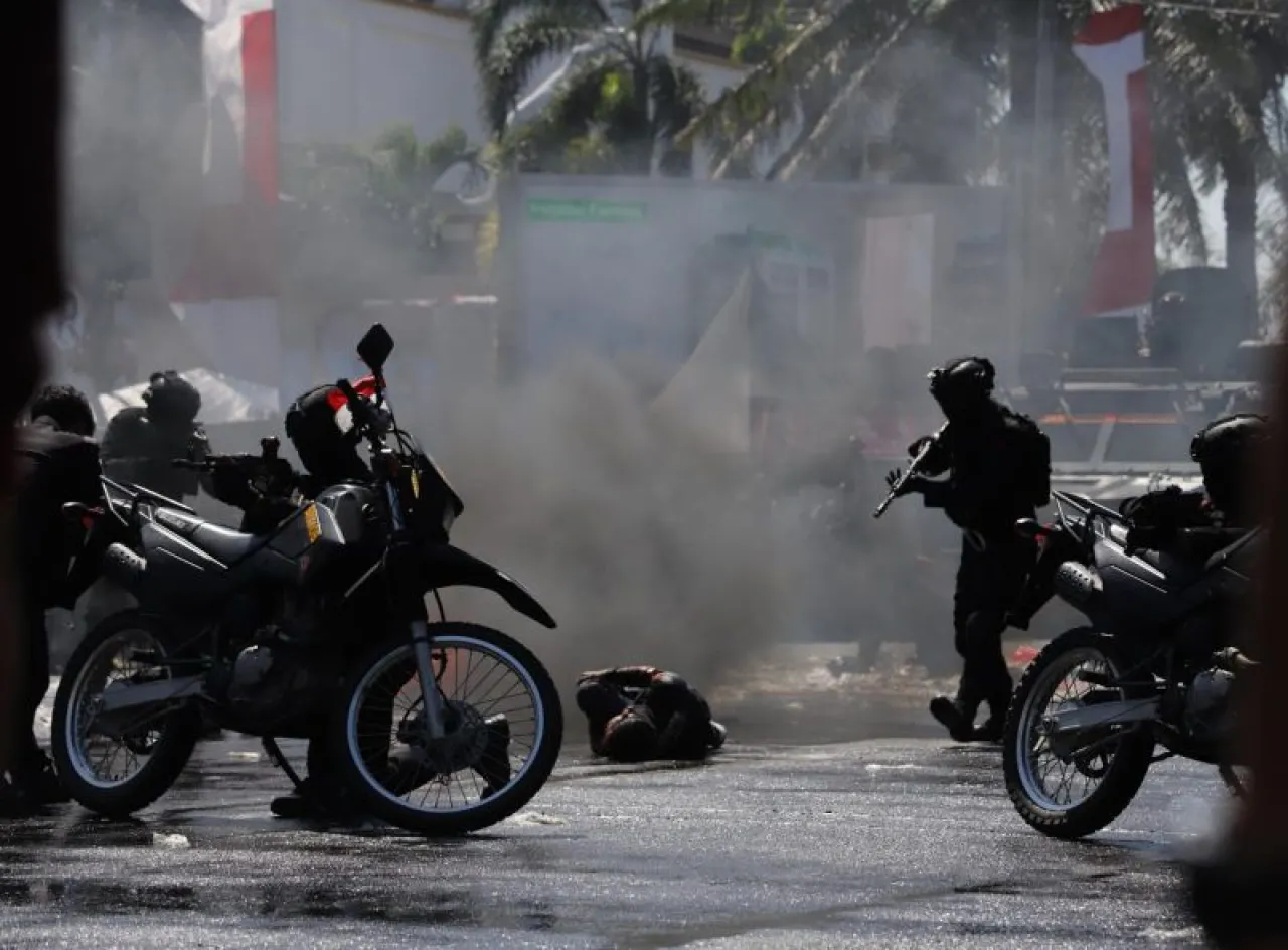 Petugas Brimob Polda Jatim melerai demostrasi warga yang berujung kericuhan saat simulasi pengamanan Pilkada Ponorogo.