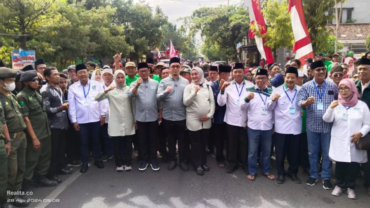 Ratusan Simpatisan Dampingi Abdul Ghofur - Firosya Shalati Daftar ke KPU