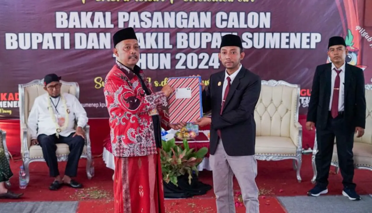 Ribuan Warga Iringi Pendaftaran Fauzi - Kiai Imam ke KPU Sumenep