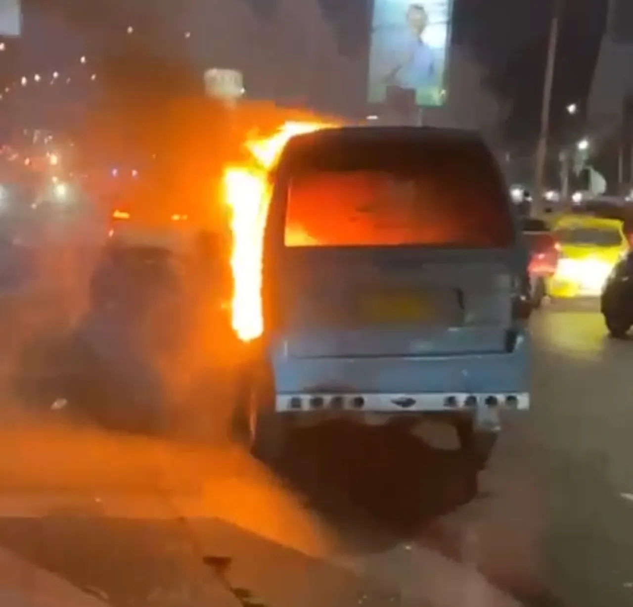 Demo Tolak Dinasti Politik Jokowi di Makassar Ricuh, 1 Angkot Terbakar