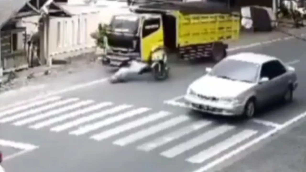 Sudah Nyalakan Lampu Sein, Pemotor Ditabrak Truk