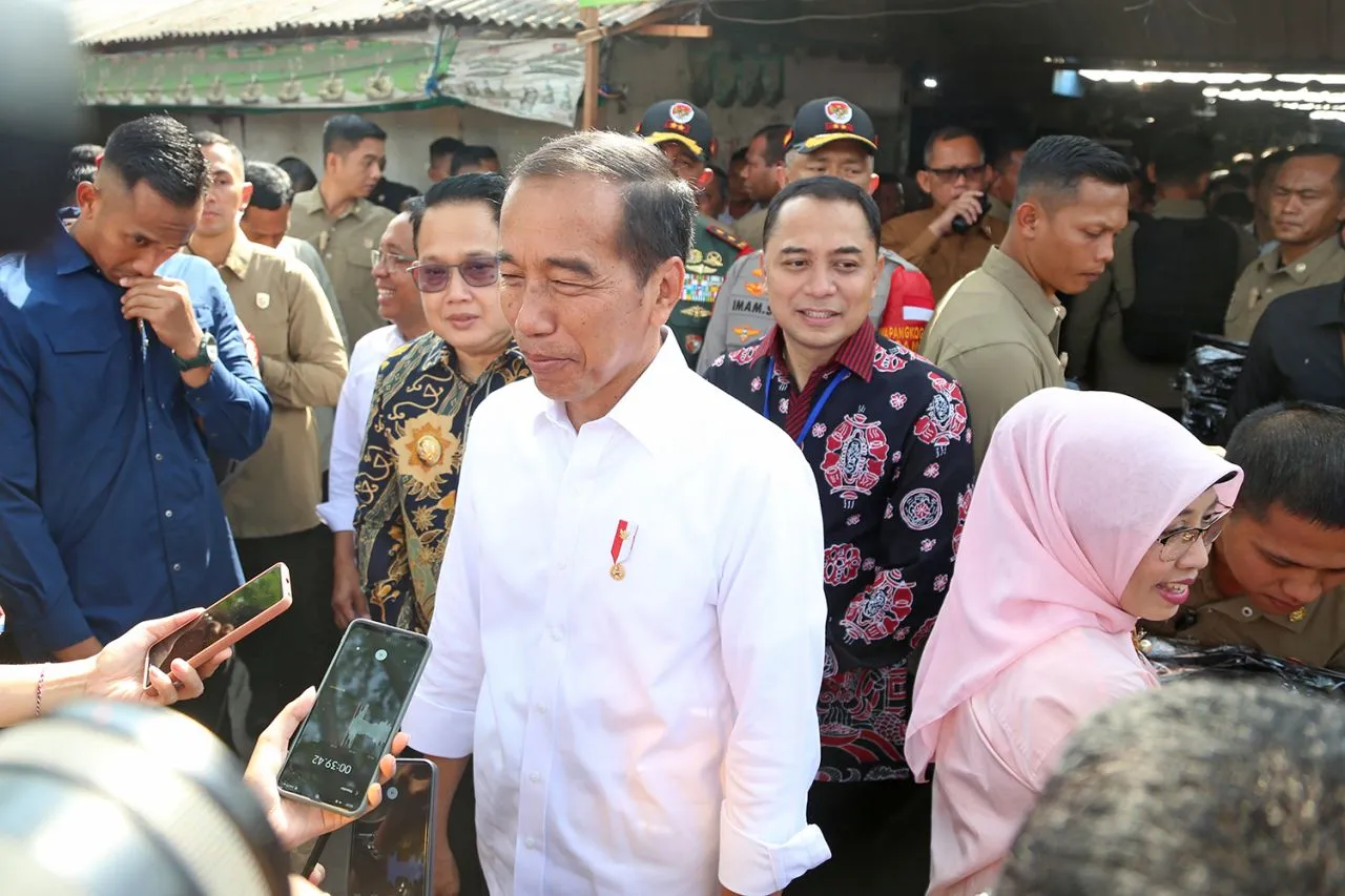Wali Kota Surabaya Eri Cahyadi Dampingi Presiden Joko Widodo Cek Harga di Pasar Dukuh Kupang