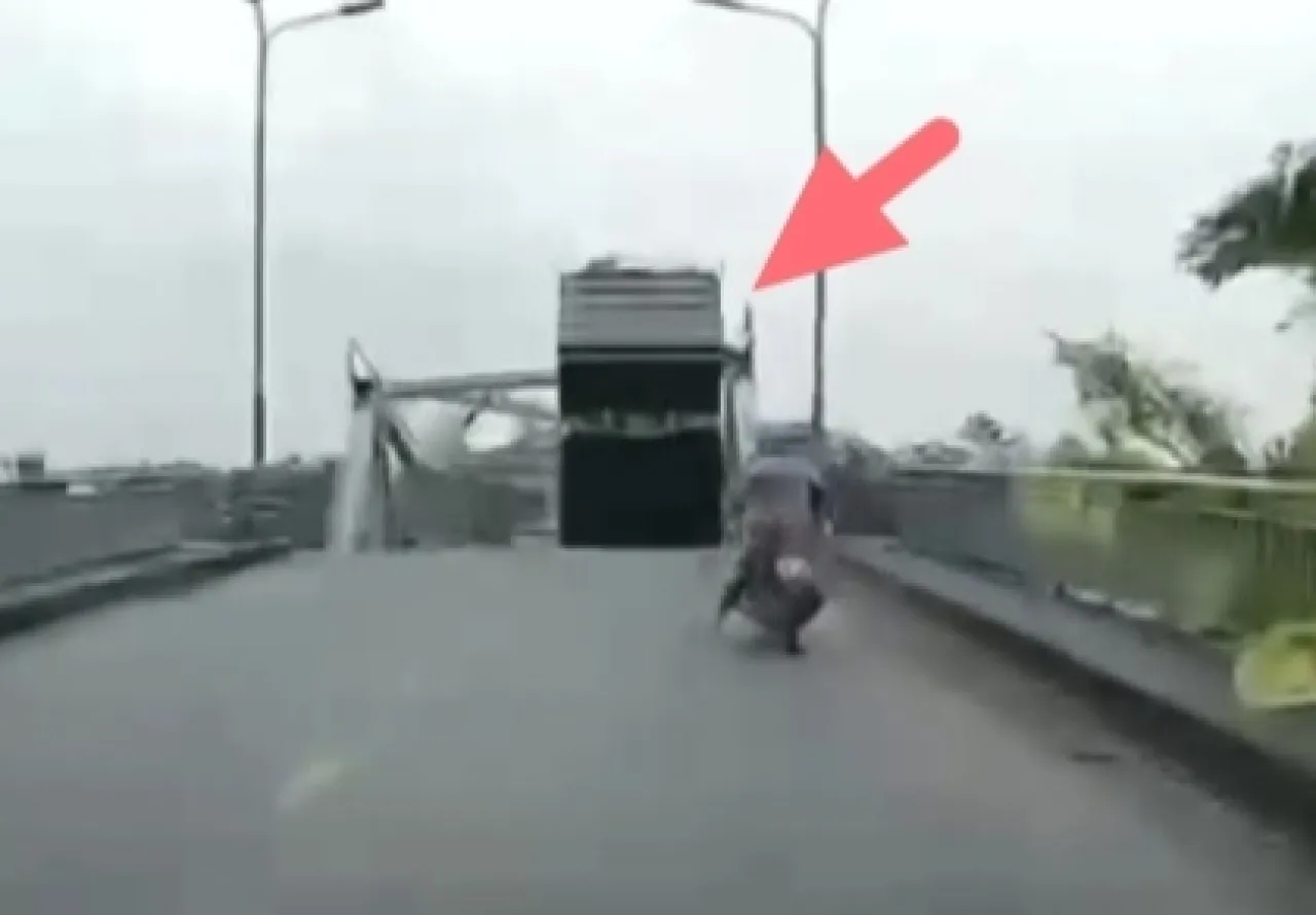 Jembatan Runtuh, Sebuah Truk Terperosok saat Melintas