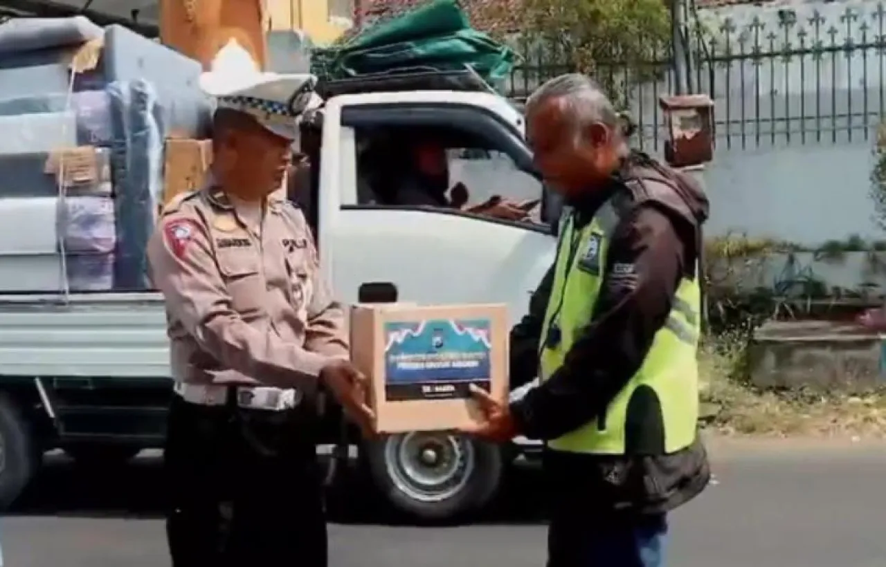 Satlantas Polres Batu Laksanakan Bakti Sosial Sambut Harlantas Bhayangkara ke-69