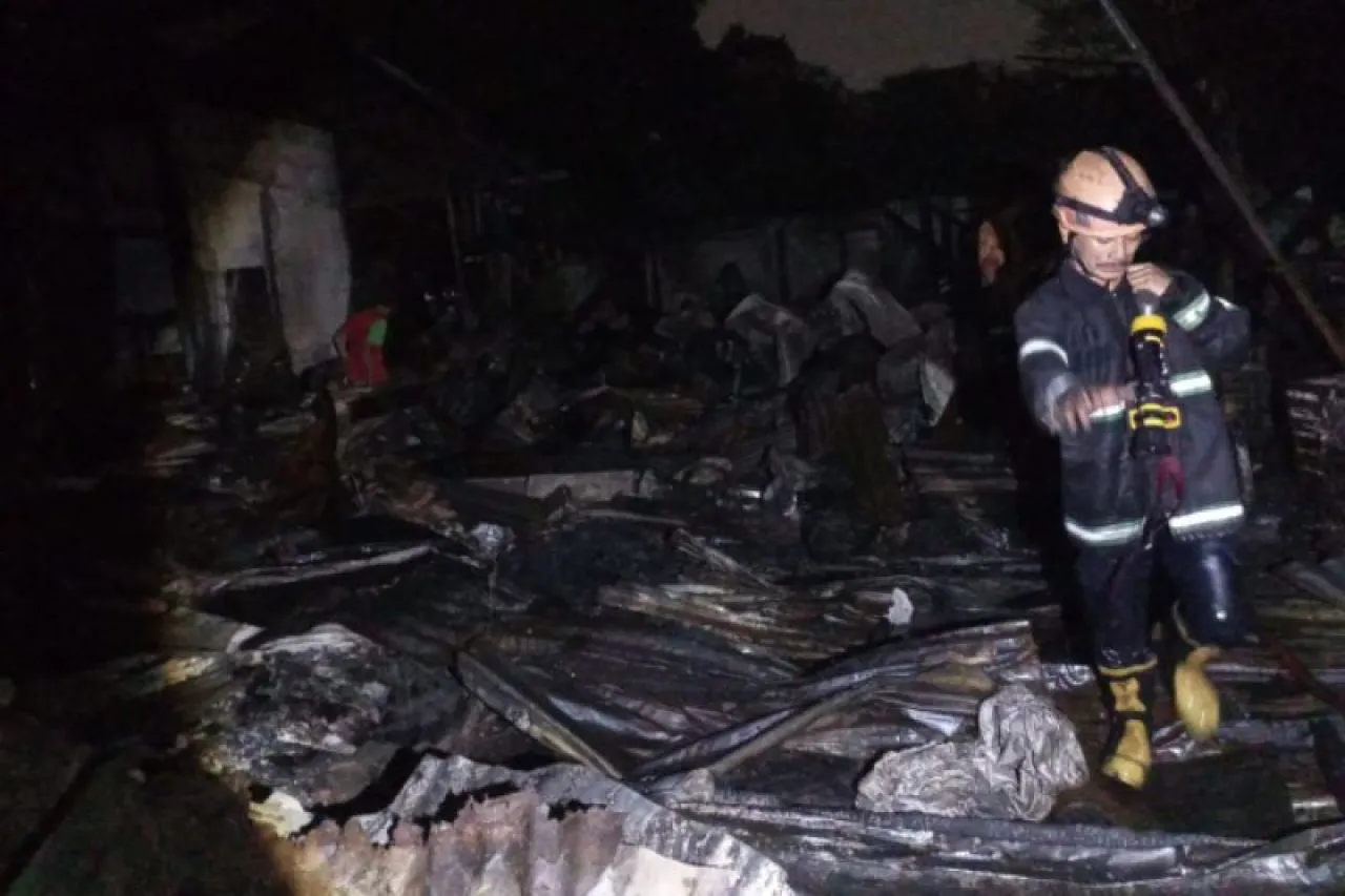 Diduga Akibat Bakar Sampah, Lapak Rongsokan di Pasar Kambing Depok Kebakaran