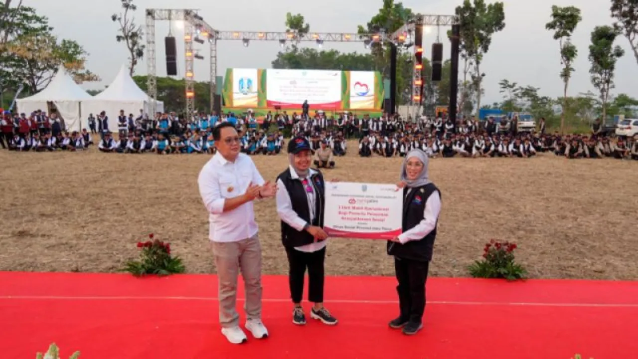 Tingkatkan Pelayanan PPKS, Bank Jatim Bantu Dinsos Jawa Timur Mobil Operasional