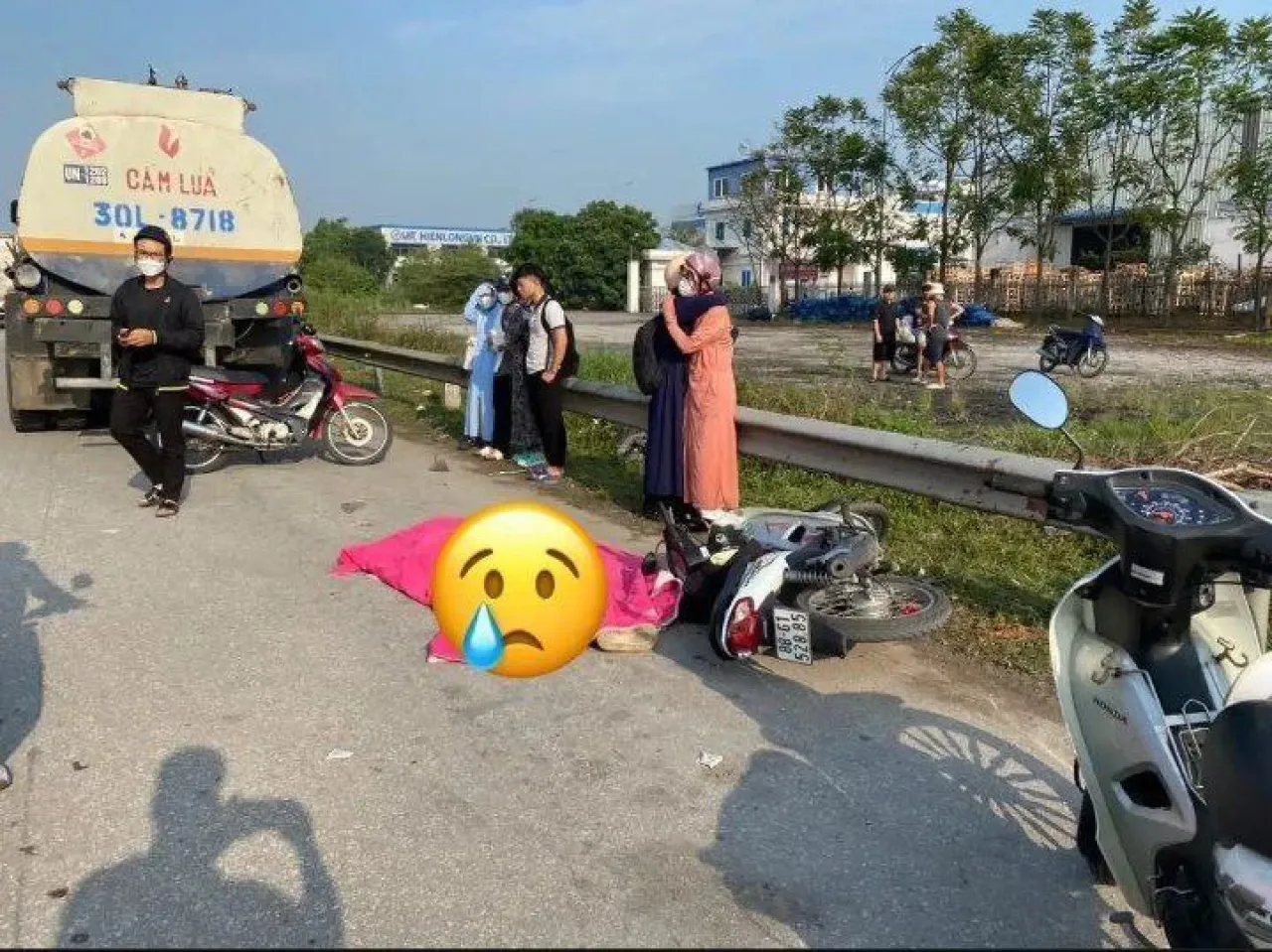 Melawan Arah, Pengendara Motor Listrik Terlindas Truk