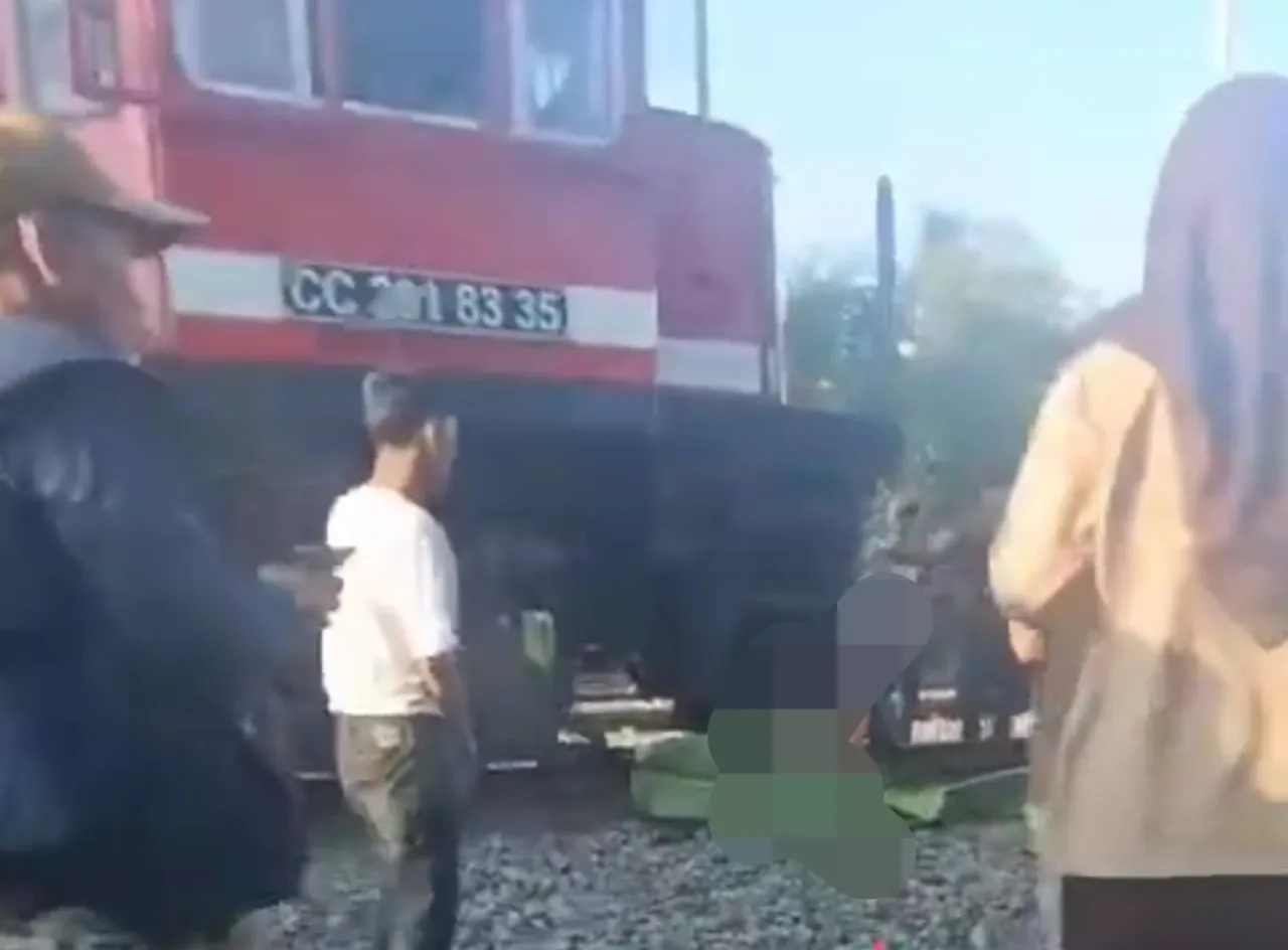 Pemotor Nyangkut di Kereta Api lalu Terseret Puluhan Meter