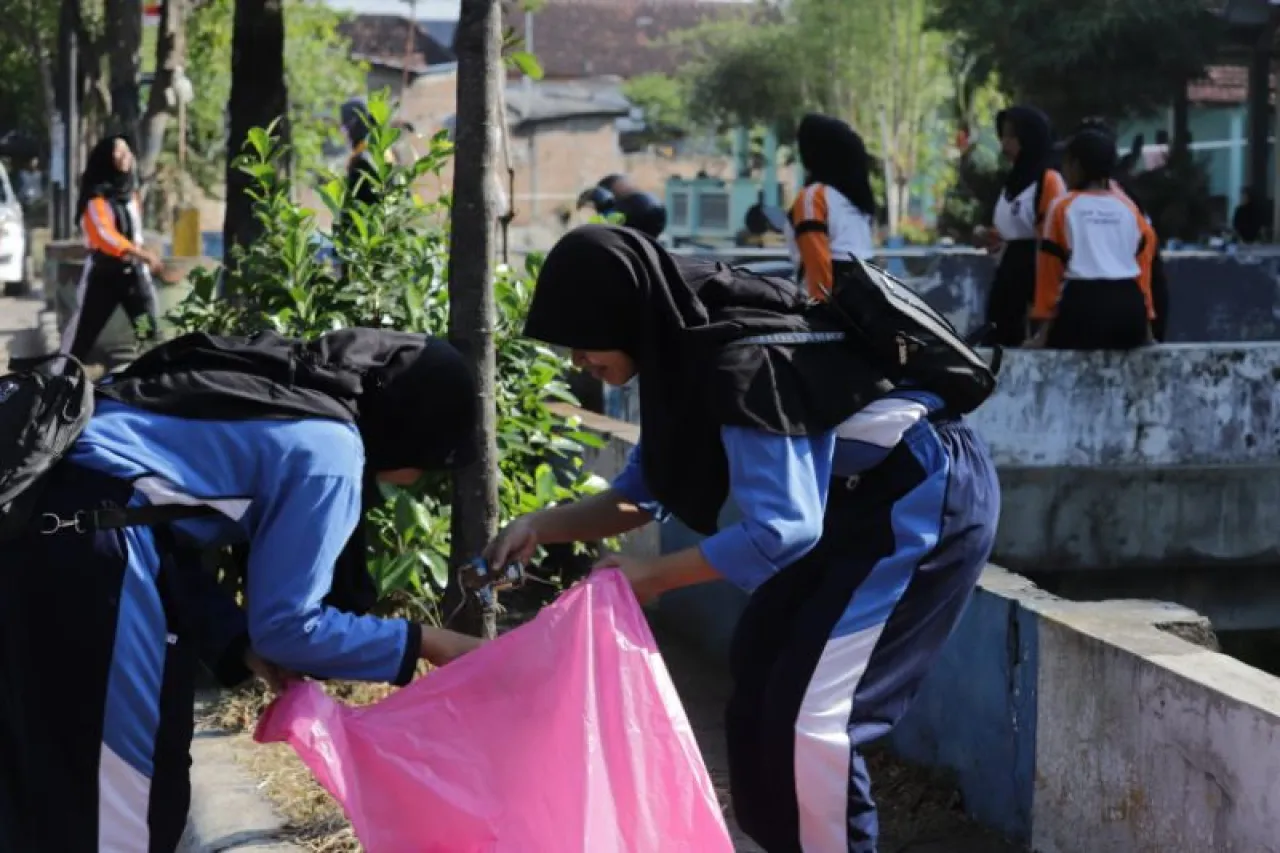 World Clean Up Day, Bupati Giri dan Belasan Ribu Pelajar Ponorogo Gelar Aksi Pungut Sampan