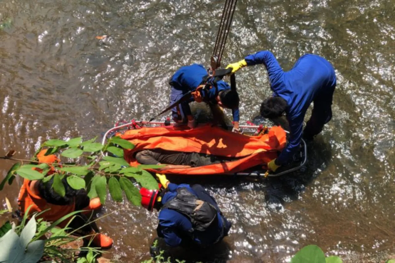 Seorang Pria tanpa Identitas Ditemukan Tidak Bernyawa di Pinggir Sungai Ciliwung Depok
