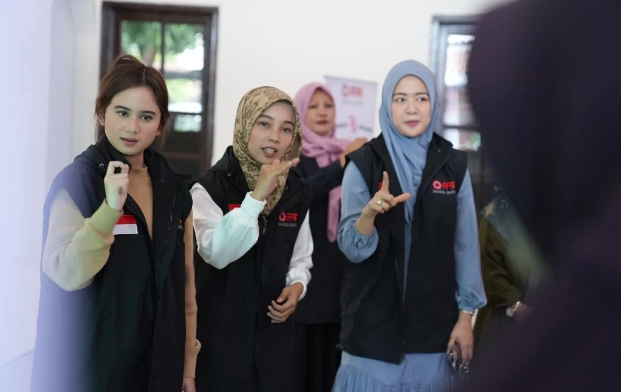 Ketika Tissa Biani Belajar Al-Qur’an Isyarat Bersama Teman-teman Tuli
