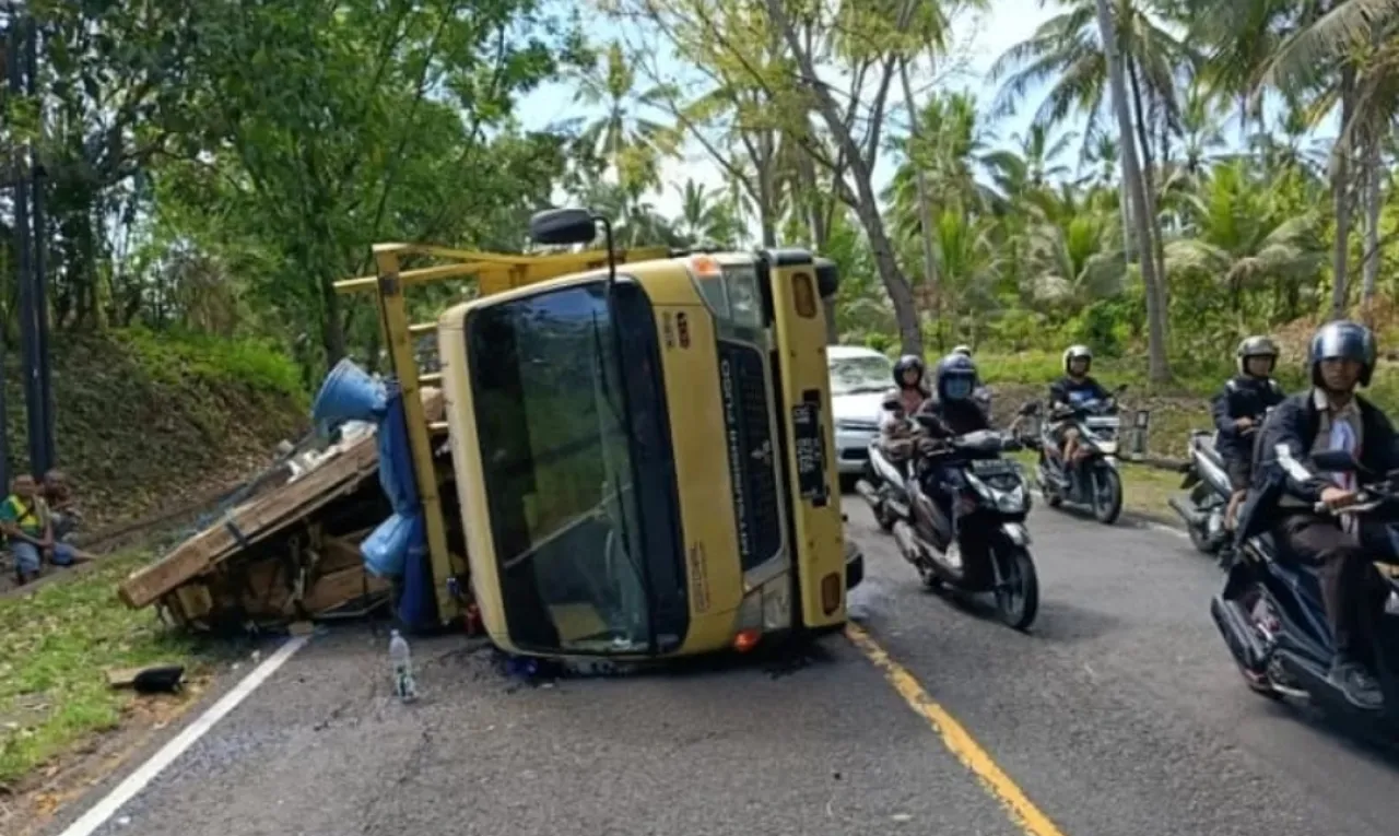 Truk Pengangkut Kaca Terguling di Gilimanuk, Kaca Berserakan di Jalan