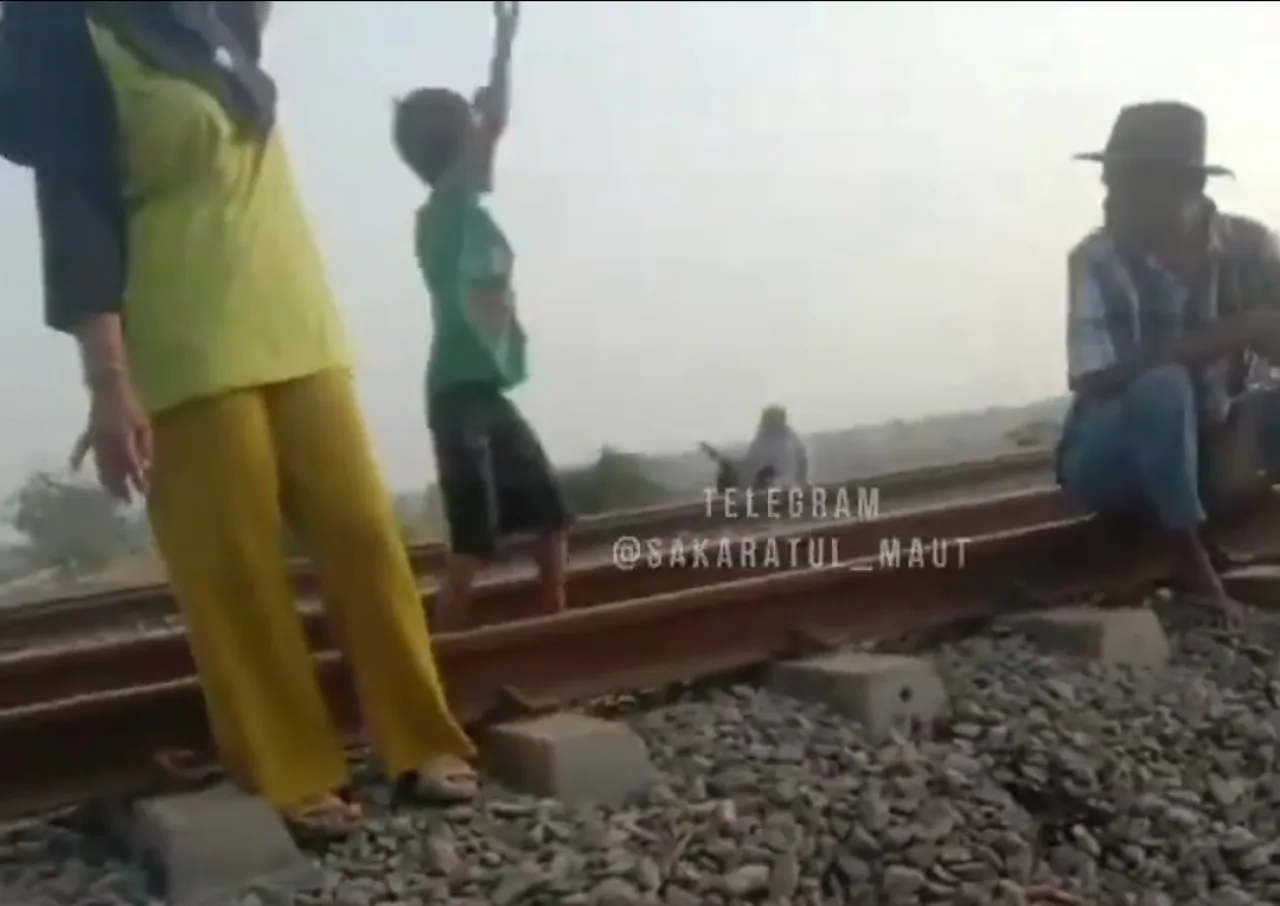 Bermain Dipinggir Rel, 4 Orang Tewas Tertabrak Kereta Api di Karawang