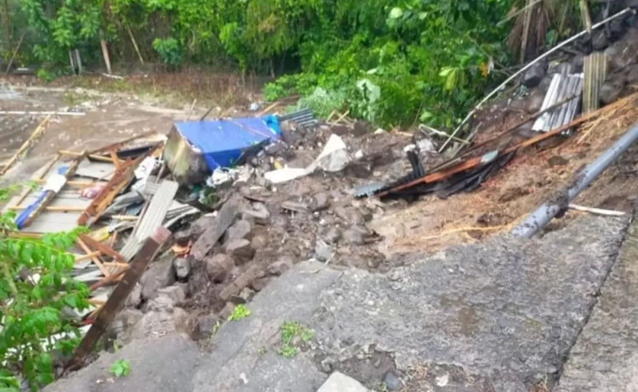 Tanah Longsor Akibat Hujan Deras di Bungbungan, Warung Milik Warga Ambruk