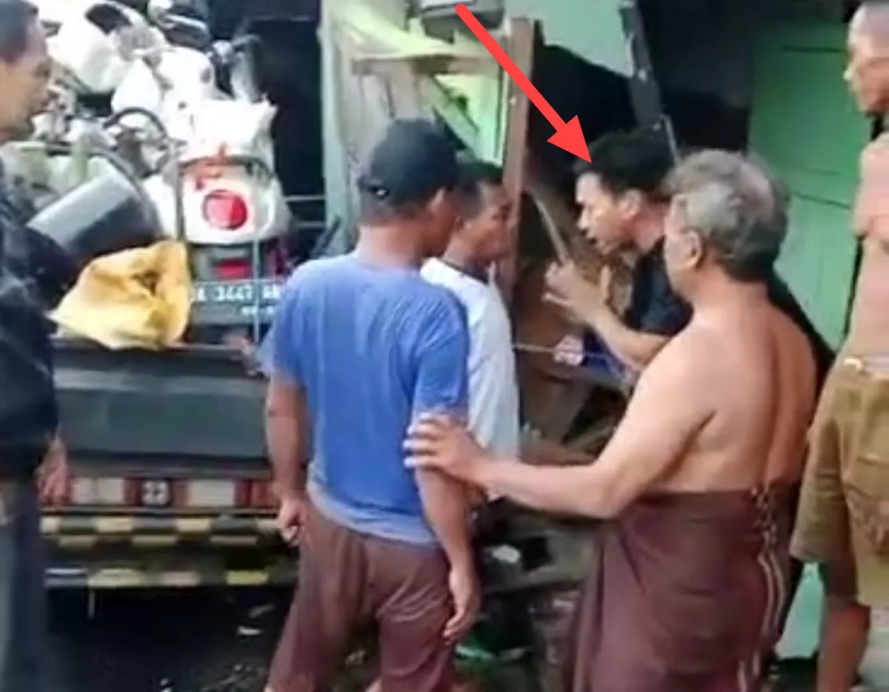 Hilang Kendali, Pickup Bermuatan Penuh Tabrak Kakek Penjual Pentol Keliling