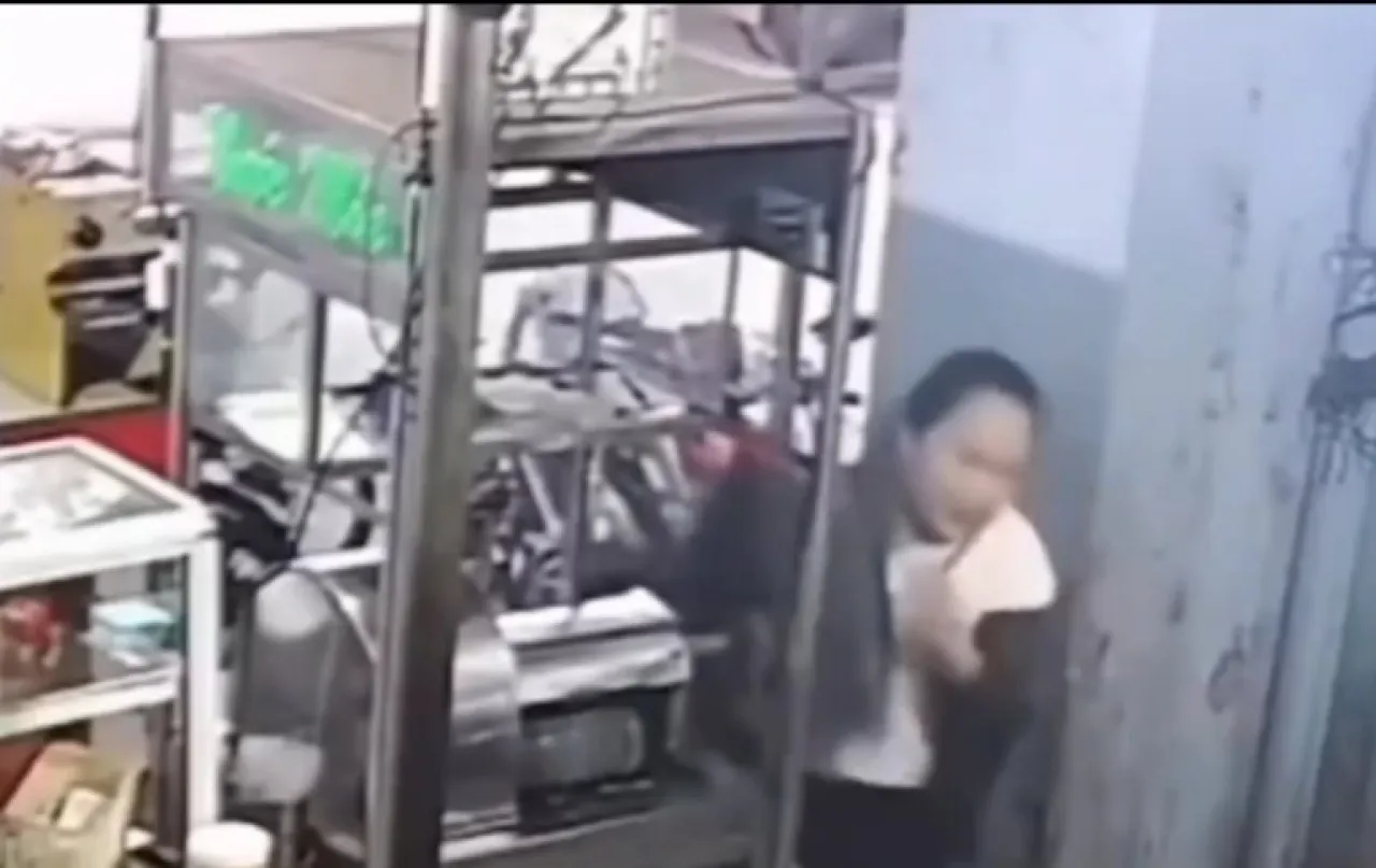 Kejepit Mesin Pemeras Tebu, Badan Wanita Ini Sampai Jungkir Balik