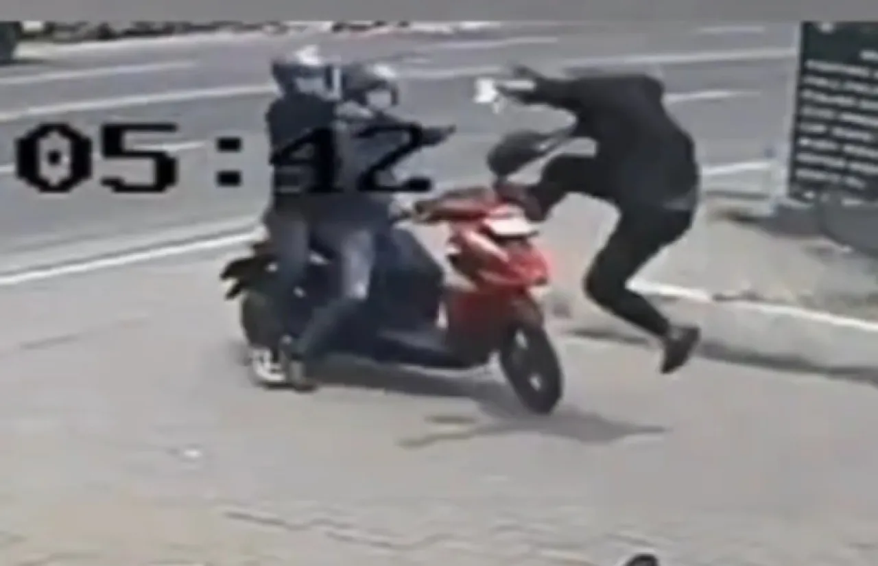 Pemilik Motor Tak Gentar Dua Maling yang Curi Motornya Bawa Senpi hingga Akhirnya Tersungkur