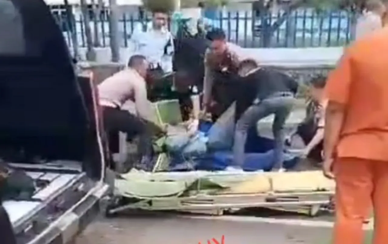 Korban saat dievakuasi petugas. Foto: Roni