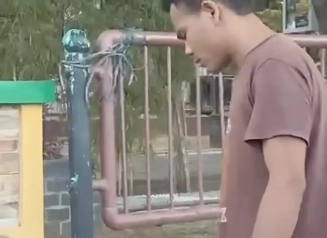 Ancam Sabetkan Ikat Pinggang, Pria Ini Minta Uang ke Orang Tua di Pinggir Jalan