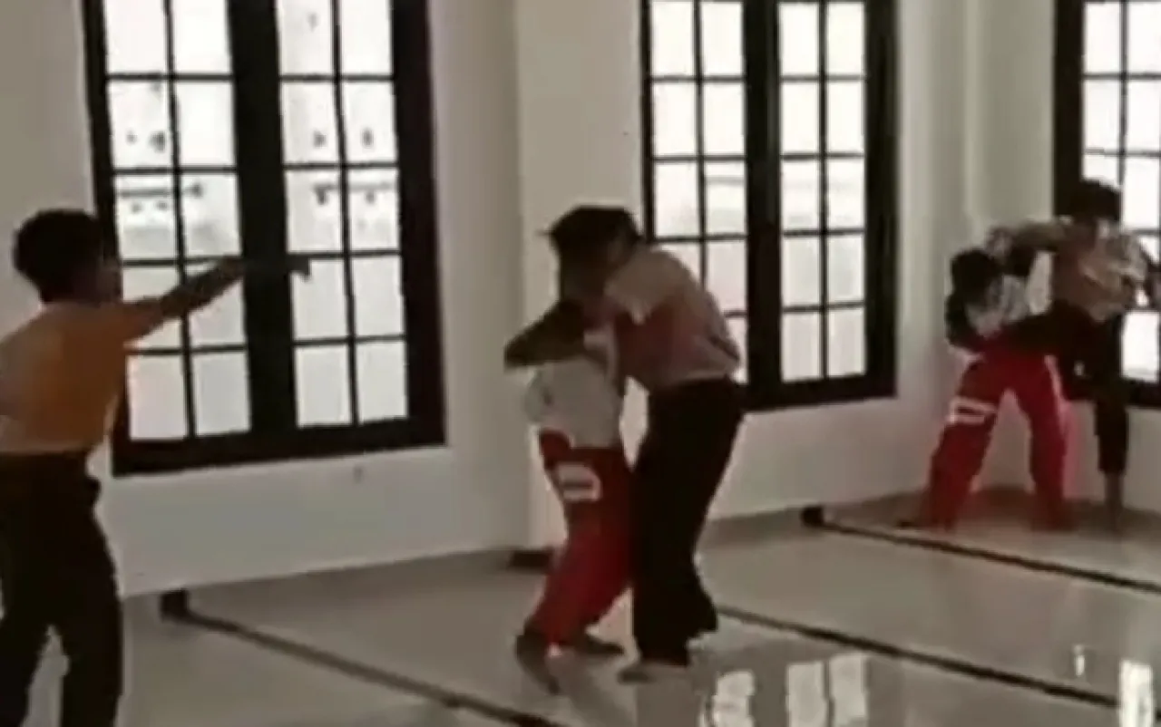 Aksi Duel Satu Lawan Satu Siswa SD Negeri Viral