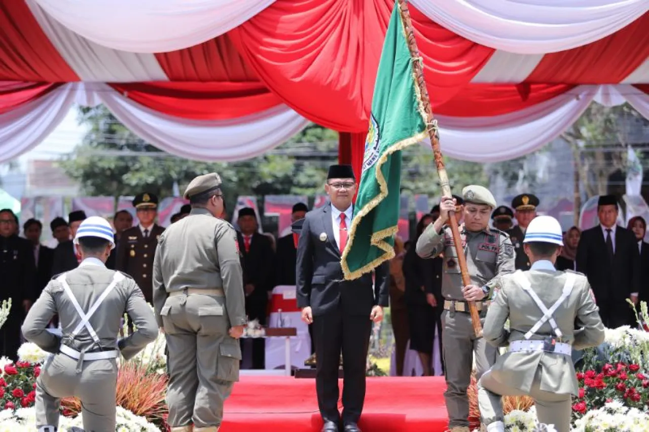 Kirab Pataka Jer Basuki Mawa Beya Suarakan Pilkada Damai Tiba di Kota Batu