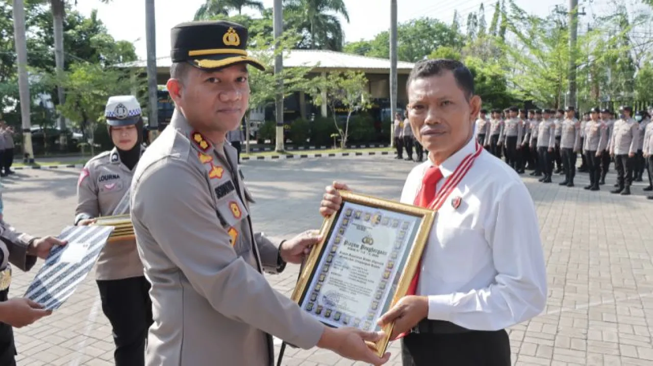 Kapolres Nganjuk Pimpin Upacara Kenaikan Pangkat Pengabdian dan Pemberian Piagam
