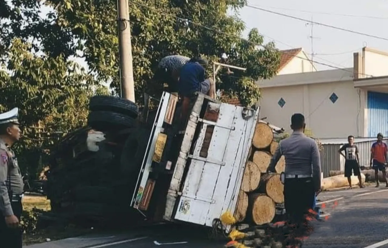 Menyeberang Jalan Kakak Beradik Ditabrak Truk Dekat Jembatan Bonex