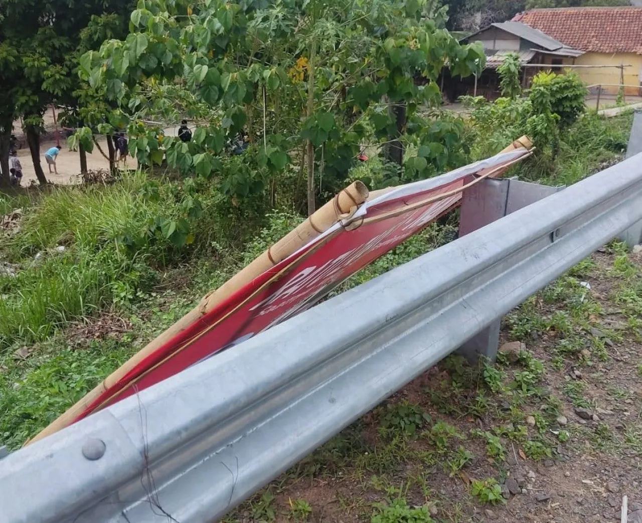 Alat Peraga Kampanye Roboh, Korban Patah Tulang