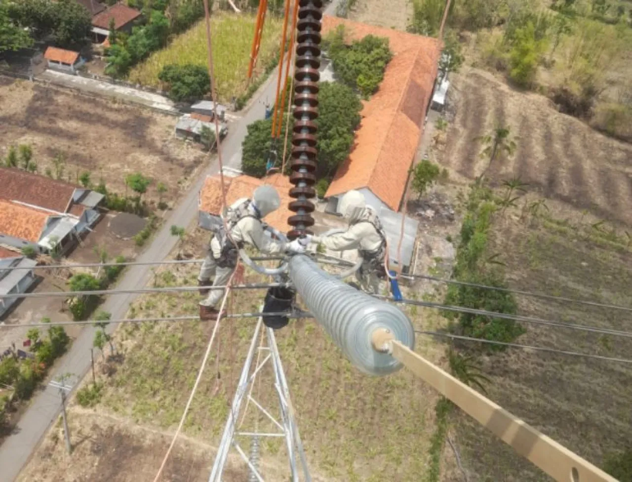 Ganti Isolator Tanpa Padam : Komitmen Jaga Jaringan 500kV Jawa- Bali