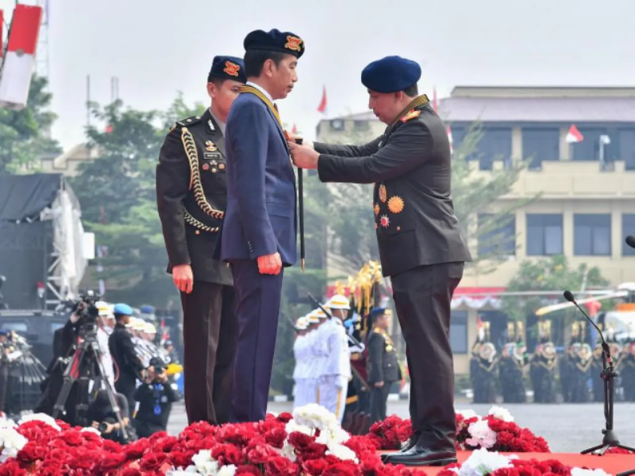 Presiden Jokowi Raih Anugerah Loka Praja Samrakshana dari Kapolri