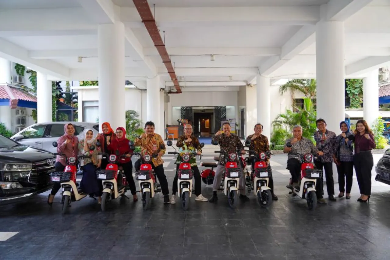 Atasi Emisi Gas Berlebihan, Bank Jatim Berikan 50 Unit Sepeda Listrik ke Unair