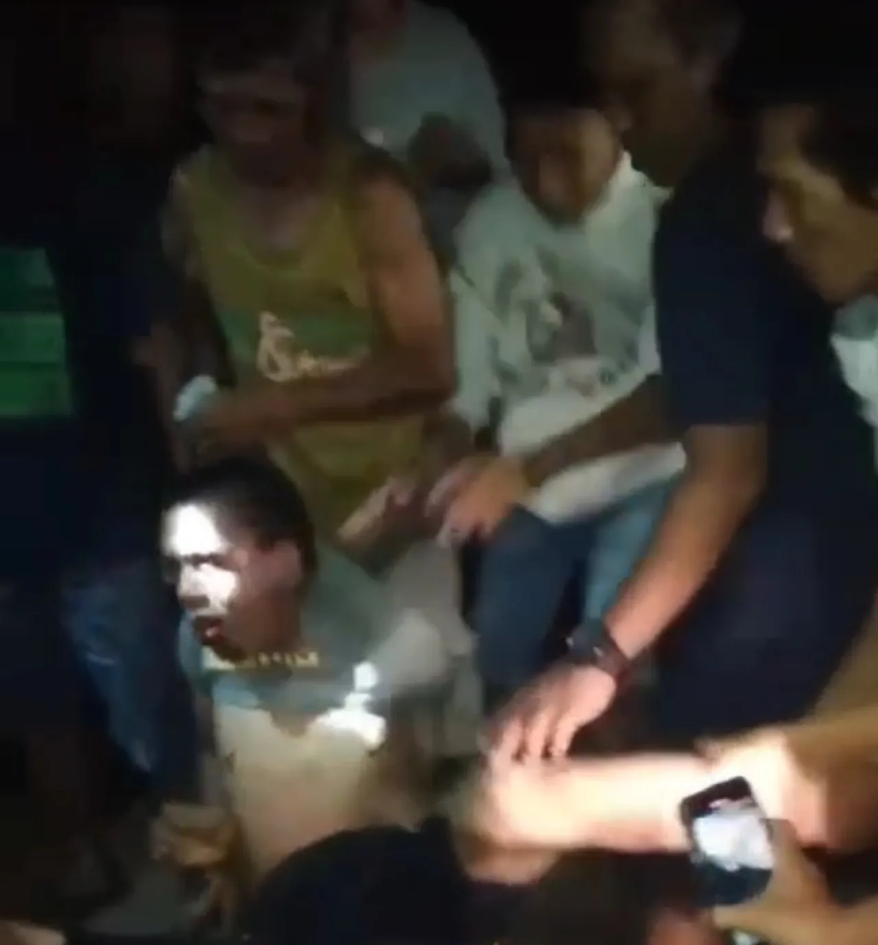 Viral Pria Diduga Maling Kepergok Warga lalu Dikasih Salam Olahraga