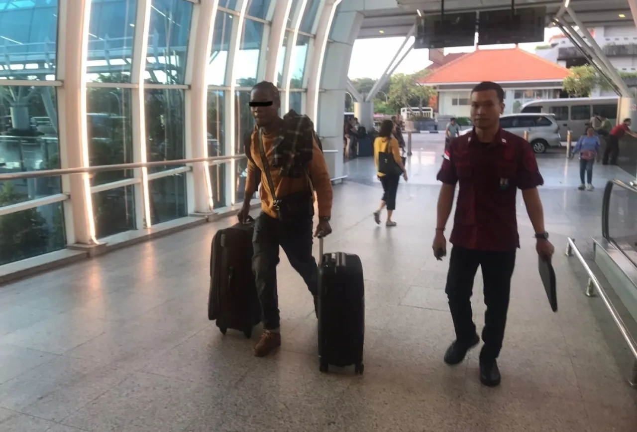 Tak Bisa Tunjukan Indentitasnya, Satu WNA Nigeria Diusir Rudenim Denpasar