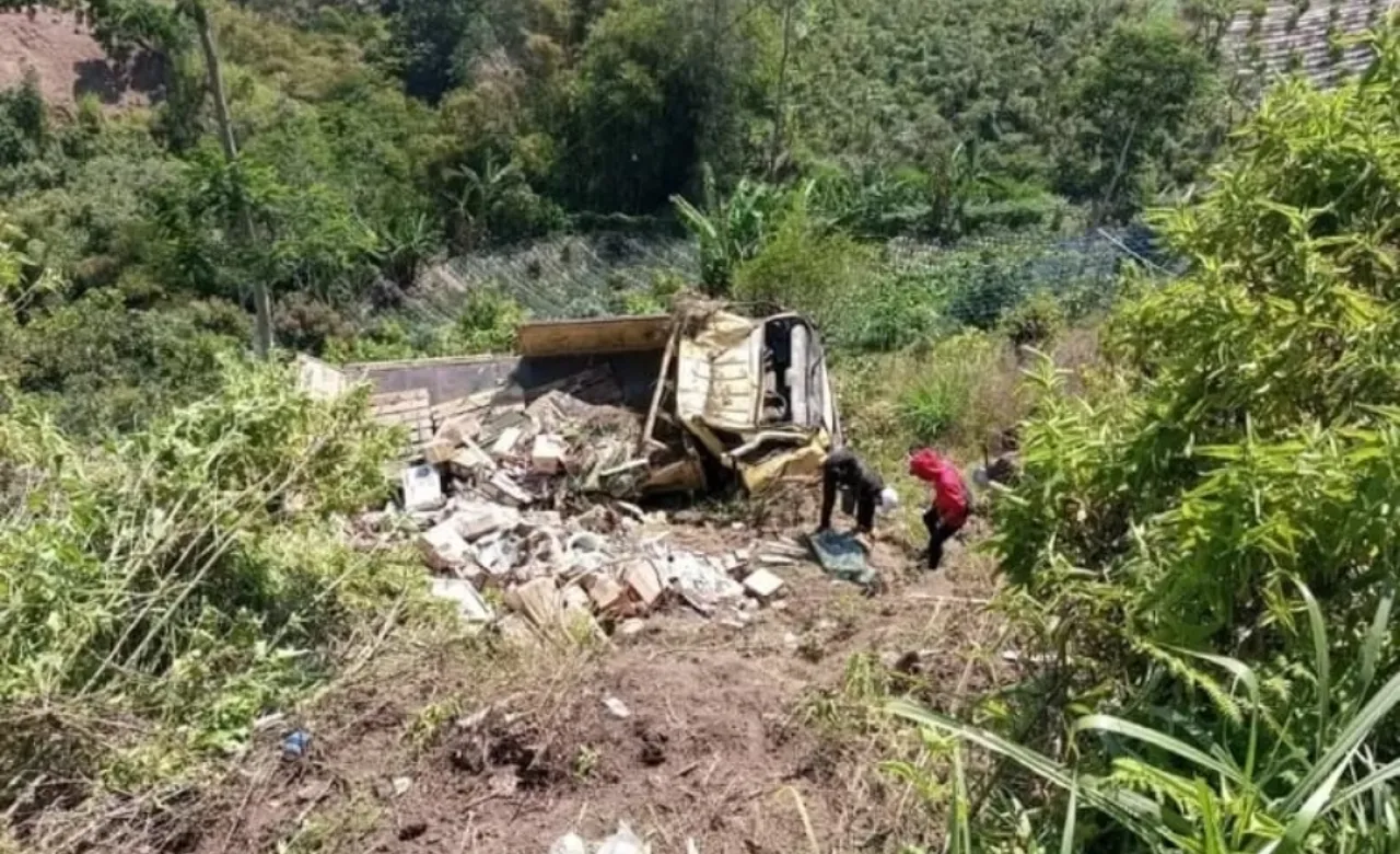 Usai Tabrak Pejalan Kaki, Truk Masuk Jurang di Kintamani