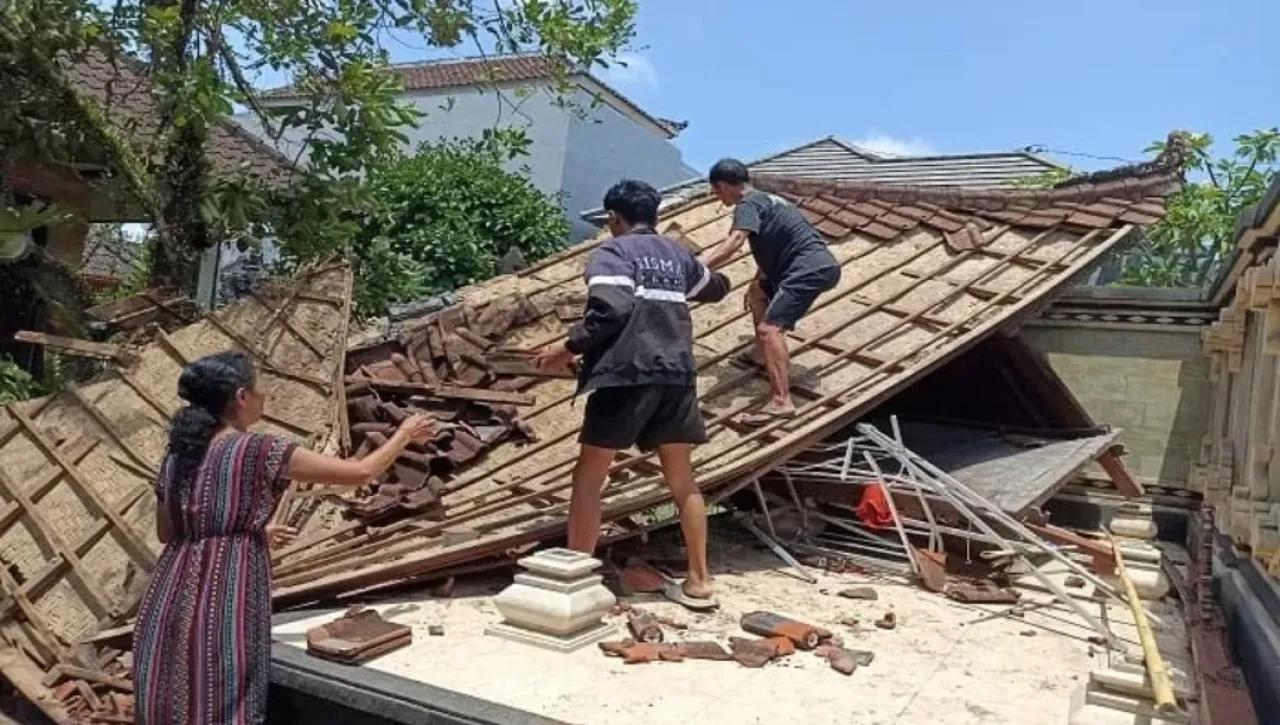 Hujan Deras dan Angin Puting Beliung di Kabupaten Badung, 37 Rumah dan Pelinggih Rusak Berat