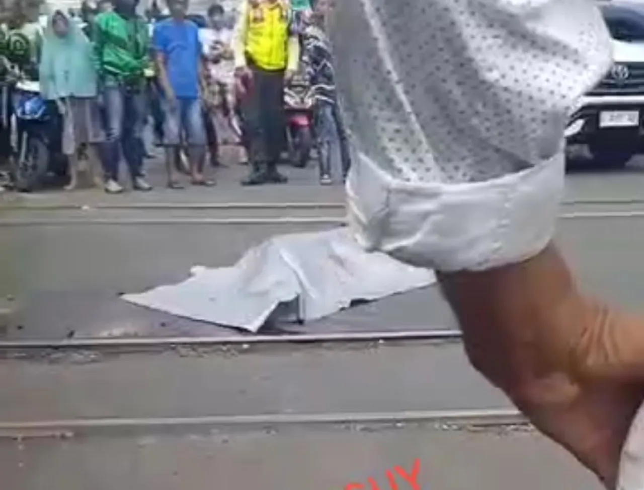 Pria Tewas Terlindas di Rel KRL Depan WTC Mangga Dua