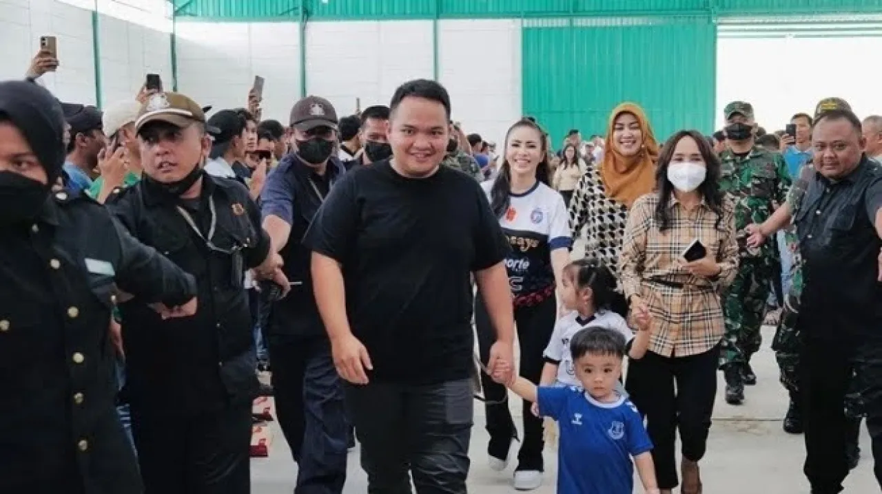 Suami Momo Geisha Ternyata Tajir Melintir, Pantas Enteng Hadiahkan Lapangan Futsal Berstandar FIFA
