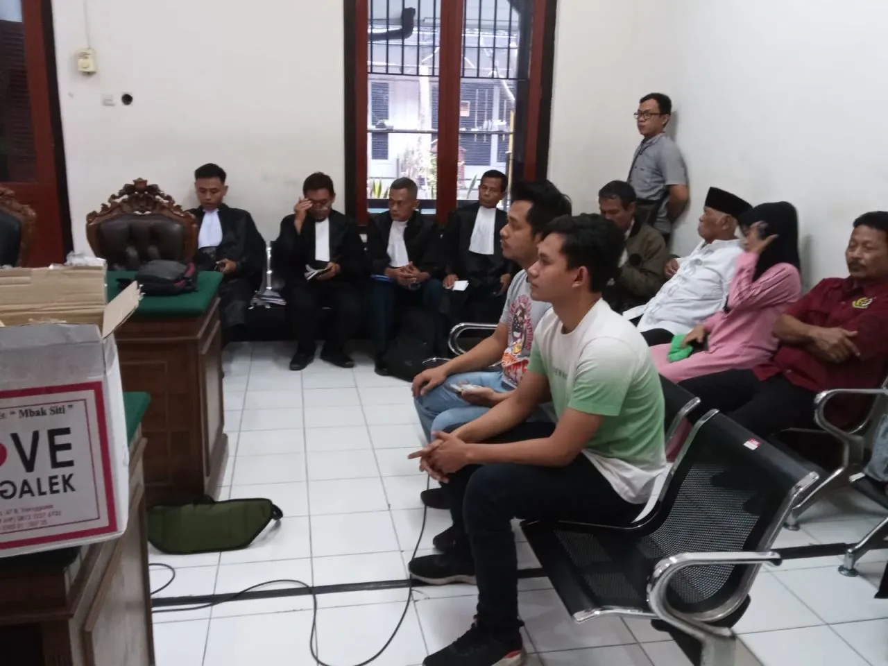 Dua anggota kepolisian Polda Jatim memberikan kesaksiannya dalam perkara Narkotika dengan terdakwa Muhammd Yasin di PN Surabaya, Kamis (14/11/2024). Foto: Yudik