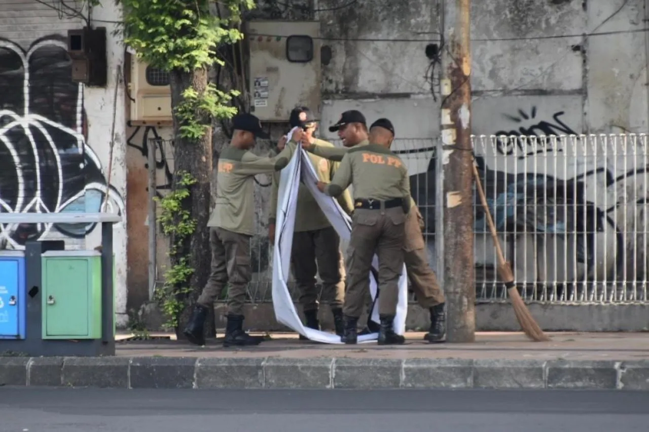 Pasca Pilkada 2024, Satpol PP Surabaya Bersihkan Alat Peraga Sosialisasi