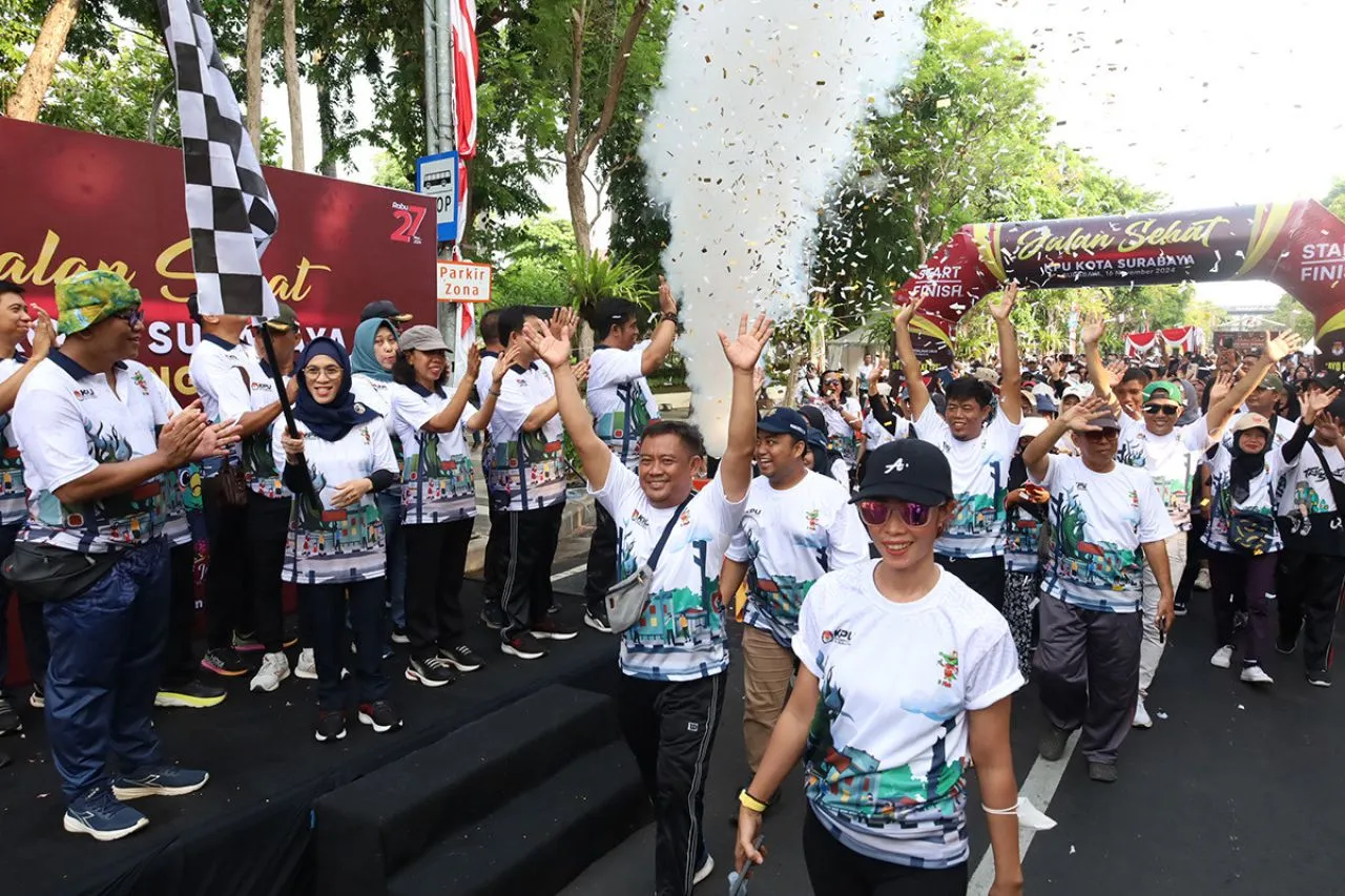 Tingkatkan Partisipasi Masyarakat Datang ke TPS, Pemkot bersama KPU Surabaya Gelar Jalan Sehat