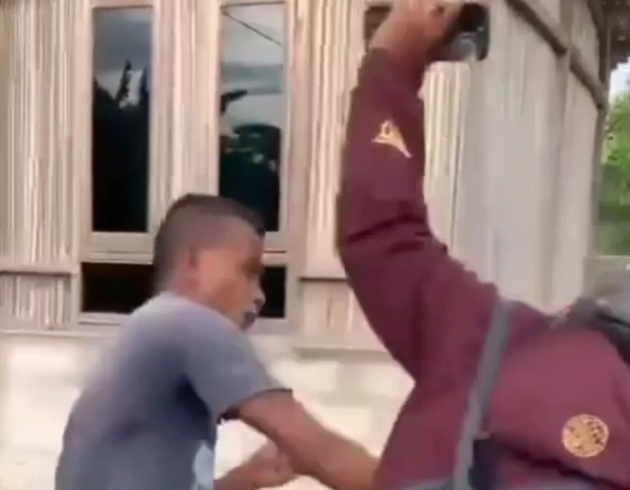 Seorang Wanita Pegawai Koperasi  Dihajar  Nasabah yang Marah saat  Ditagih Hutang
